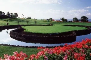 Maravillosa vista al lago, parte del campo de golf de Amarilla.