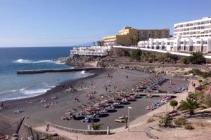 Vista de la playa de Ajabo en el corazón de Callao Salvaje. Al fondo, hoteles y complejos turísticos.