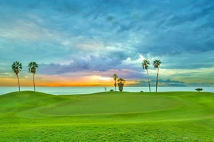 Maravilloso atardecer sobre el campo de golf Costa Adeje con la isla de La Gomera al fondo.