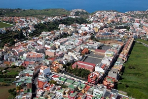 Vista desde arriba del hermoso pueblo turístico de Los Realejos en el norte de Tenerife
