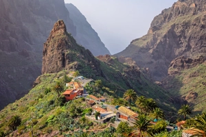 Espectacular imagen de las últimas casas del caserío de Masca, una espléndida ruta hacia el mar.