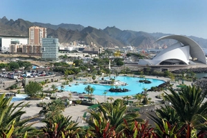 En esta escena emocionante se pueden ver dos joyas de la capital, Santa Cruz: el Parque Marítimo y el Auditorio.