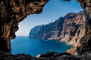 Peculiar imagen del acantilado de Los Gigantes tomada desde el interior de una cueva