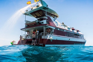 Foto muy significativa del viaje en el catamarán Royal Delfin, donde se puede ver la ducha artificial construida para el baño de los invitados.