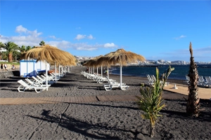 muy bonita foto de la playa El Beril tambien llamada Del Duque Norte, con arena negra reciclada