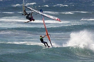 En esta foto vemos las actuaciones de algunos surfistas en la playa de los profesionales del surf.