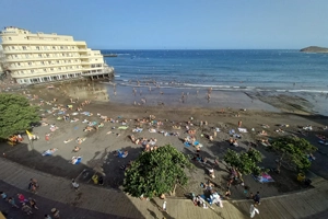 vista de la hermosa playa de El Medano con el histórico Hotel Medano al fondo
