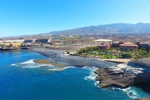 En esta foto puedes admirar la larga playa de cantos desde una perspectiva aérea