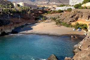 preciosa cala con playa de arena en el corazón de Playa Paraiso