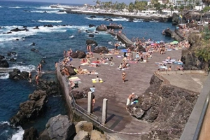 Pequeñas piscinas naturales se forman entre las rocas durante la marea baja.