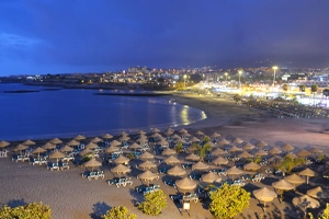 imagen nocturna de esta inmensa playa del sur de Tenerife