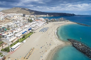 La imagen muestra el tamaño de la playa y al fondo los primeros rascacielos de Tenerife sur.