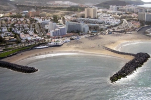 imagen aérea de las dos playas de Troya, bandera de Costa Adeje en el sur de Tenerife