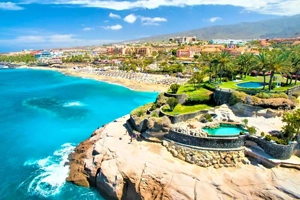 Playa del Duque vista desde la colina cercana. Espléndida imagen de la zona más hermosa de Tenerife