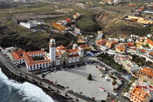 imagen aérea de la plaza central de Candelaria con la Basílica de Nuestra señora de La Candelaria